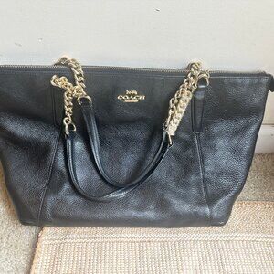 Golden Chain Sophistication: Pre-loved Large Black Leather Coach Shoulder Bag